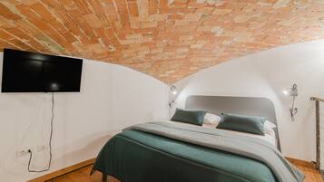 Tabla de planchar con plancha, wifi, ropa de cama