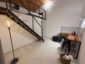 Interior - Room 'Camera Tripla Comfort' with Mountain View, Wi-Fi and Air Conditioning (Calangianus)