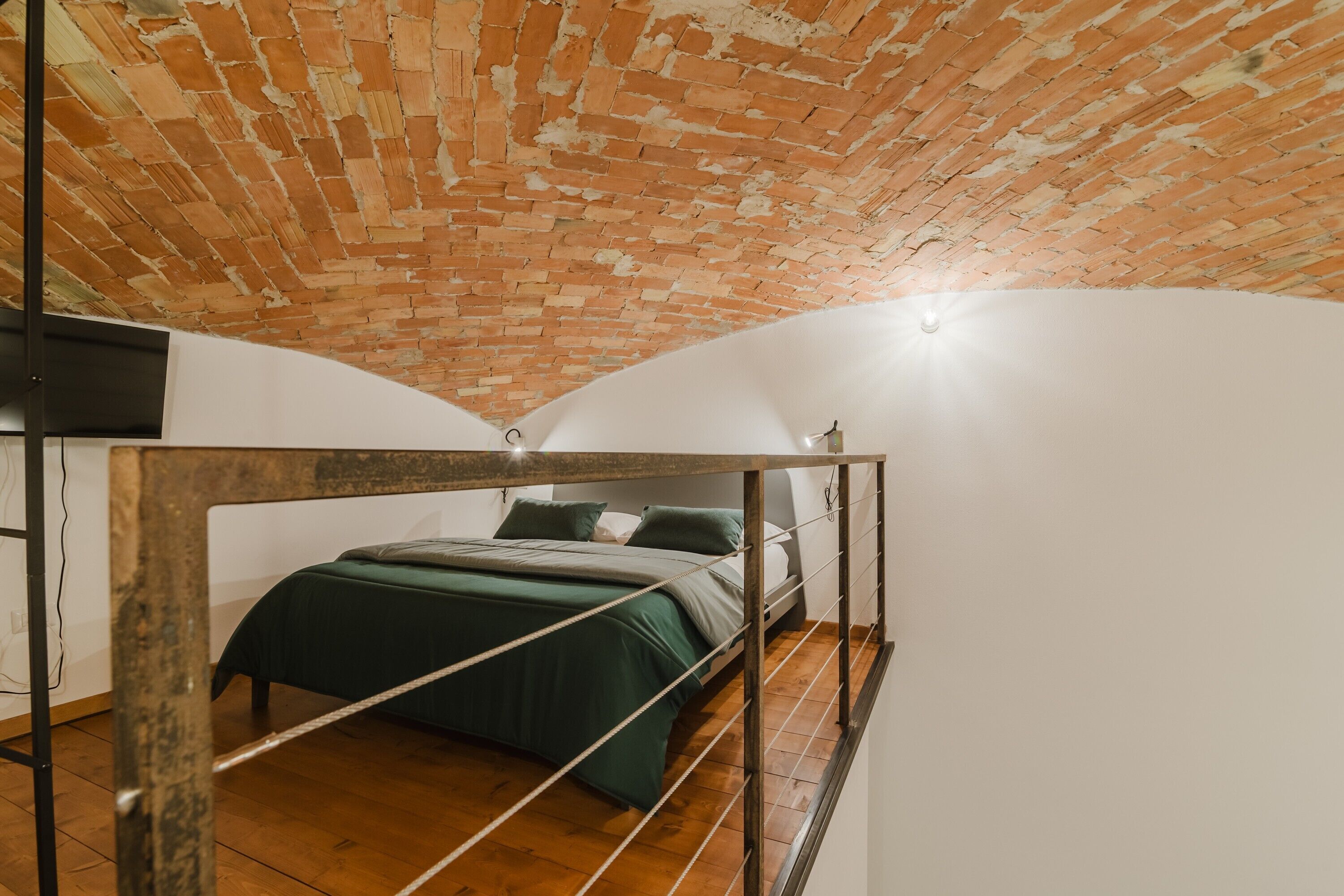 Tabla de planchar con plancha, wifi, ropa de cama