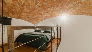 Tabla de planchar con plancha, wifi, ropa de cama