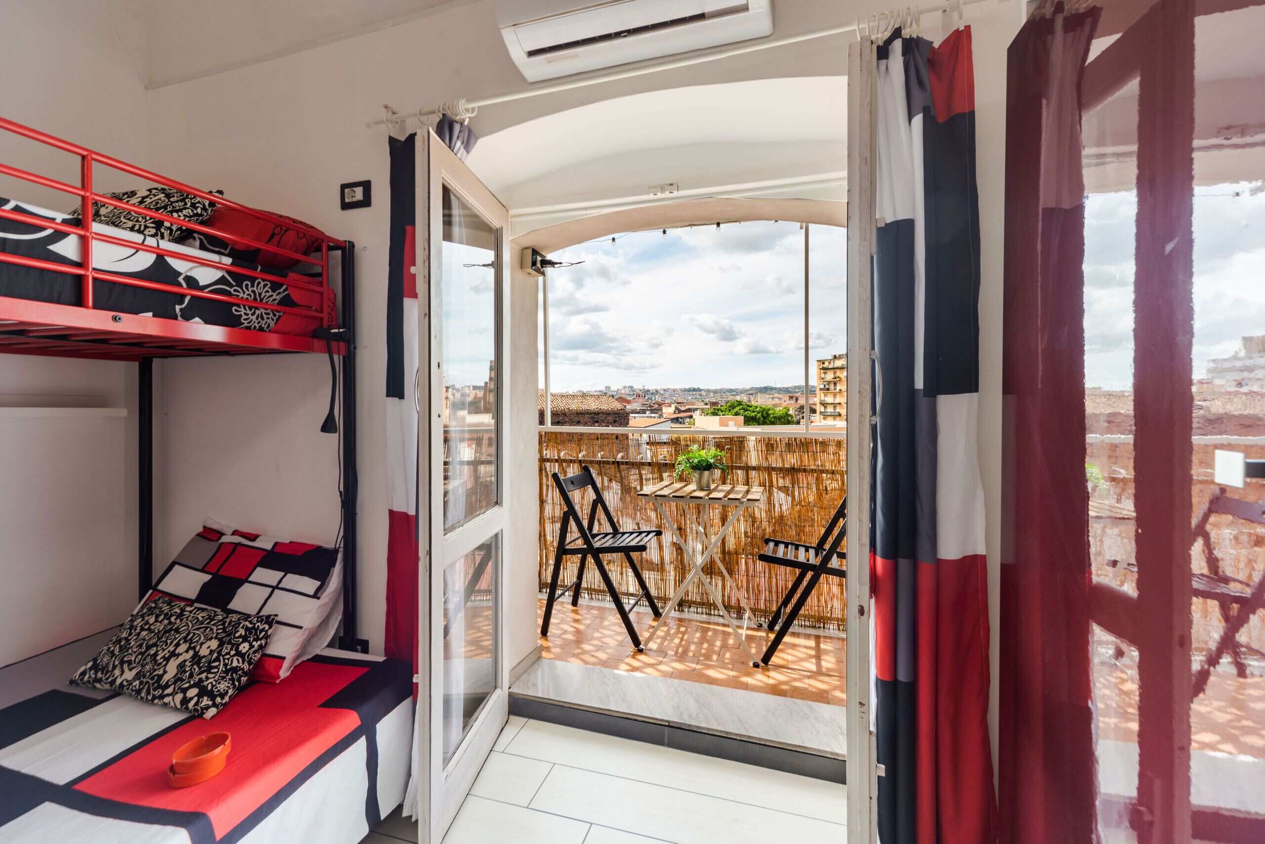 Tabla de planchar con plancha, wifi gratis, ropa de cama