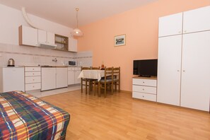 Apartamento | Cozinha privada | Geladeira, micro-ondas, cooktop, chaleira elétrica
