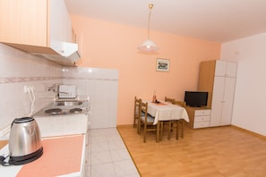 Apartamento | Cozinha privada | Geladeira, micro-ondas, cooktop, chaleira elétrica