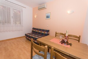 Living room - Apartments Mastelic - One Bedroom Apartment With Balcony and Sea View Br.1 (Trogir)