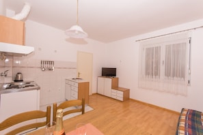 Appartement | Cuisine privée | Réfrigérateur, micro-ondes, plaque de cuisson, bouilloire électrique