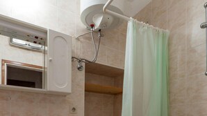 Apartment | Badezimmer | Dusche, Haartrockner