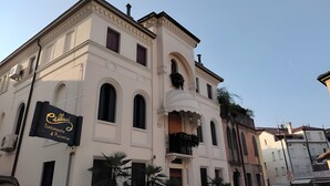 Un edificio con un letrero que dice 'Caffè Ristorante & Pizzeria' en la fachada.