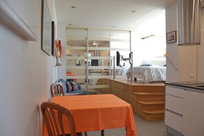Interior - Beautiful studio with AC in enchanting Estoril perfect for getaway. (Estoril)