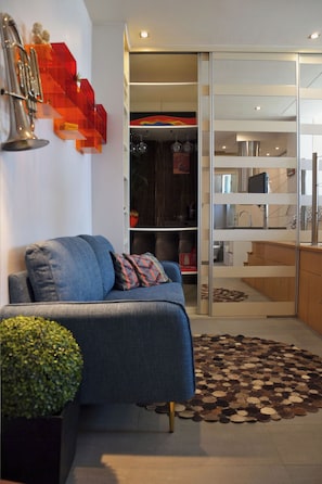 Interior - Beautiful studio with AC in enchanting Estoril perfect for getaway. (Estoril)