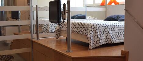 Tabla de planchar con plancha, wifi y ropa de cama