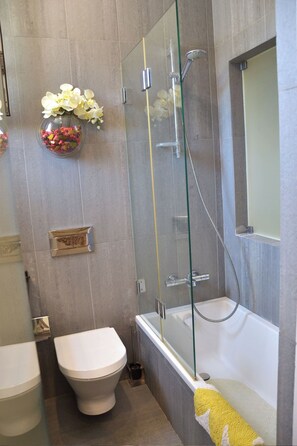 Secadora de cabello, toallas, jabón, papel de baño 