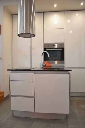 Private kitchen - Beautiful studio with AC in enchanting Estoril perfect for getaway. (Estoril)
