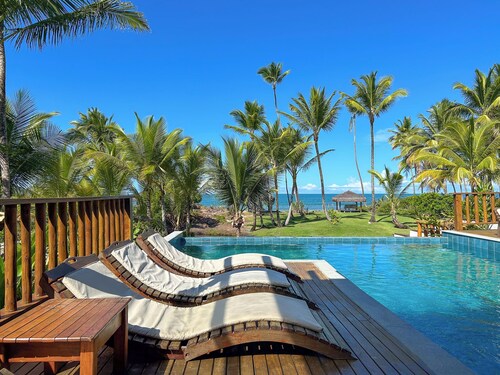 Beachfront paradise with 8 suites, barbecue area and swimming pool with a view.