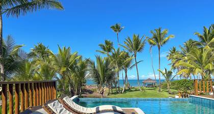 Beachfront paradise with 8 suites, barbecue area and swimming pool with a view.