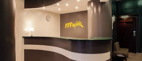 ฝ่ายต้อนรับ