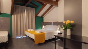 Tripla Superior, balcone | Una scrivania, Wi-Fi gratuito