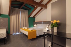 Chambre triple supérieure, balcon | Bureau, accès au Wi-Fi (inclus)