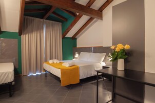 Habitación triple superior, balcón | Escritorio, espacio para trabajar con un portátil, cunas (de pago)