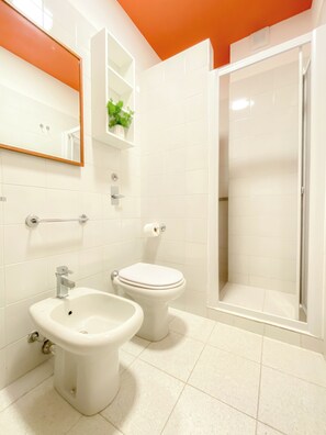 Deluxe Double or Twin Room | Bathroom | Shower, hair dryer, towels, soap - RRRapido Hotel (Sesto San Giovanni)