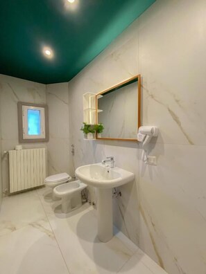Shower, hair dryer, towels, soap - RRRapido Hotel (Sesto San Giovanni)