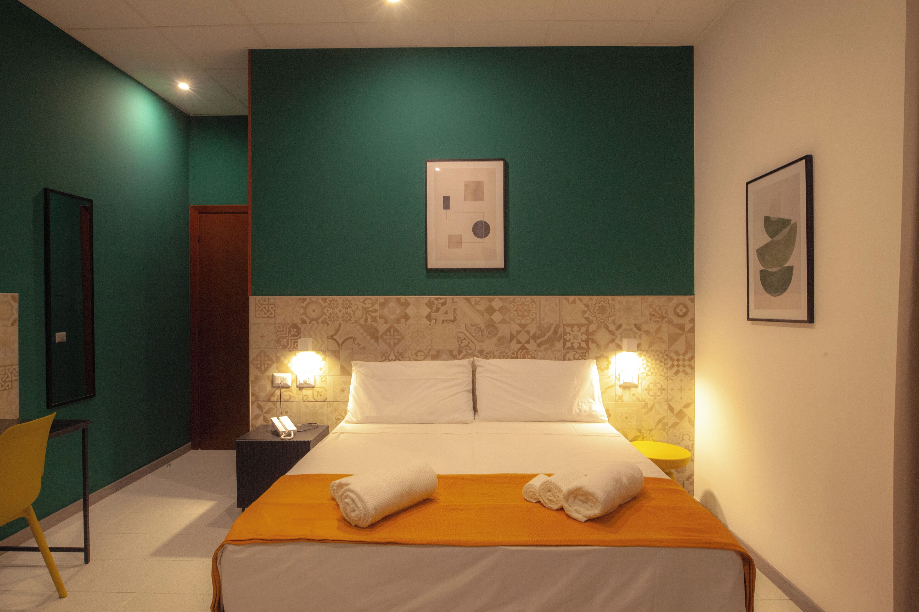 Dobbelt- eller tomannsrom – deluxe | Skrivebord og wi-fi (inkludert)