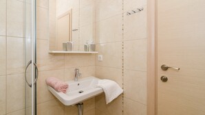 Apartment | Badezimmer | Dusche, Haartrockner