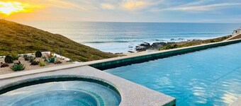 Oceanfront Sunset Paradis. Famous surfing spot!