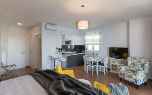 1 habitación y tabla de planchar con plancha 
