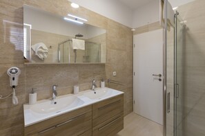 Apartment | Bathroom - Amorino of Dubrovnik Apartments - Studio Apartment With Terrace and Sea View (Dubrovnik)