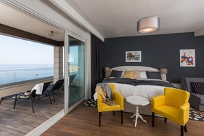 1 habitación y tabla de planchar con plancha 