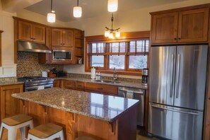 Fridge, microwave, oven, stovetop - Main Street Retreat-Charming Downtown Home w/Views (Red Lodge)