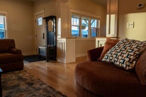 Smart TV, fireplace, DVD player, offices