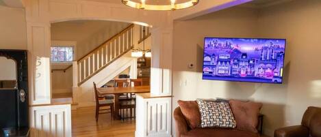 Smart TV, caminetto, lettore DVD, studio