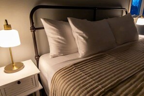 3 chambres, bureau, fer et planche à repasser, lit de bébé portatif