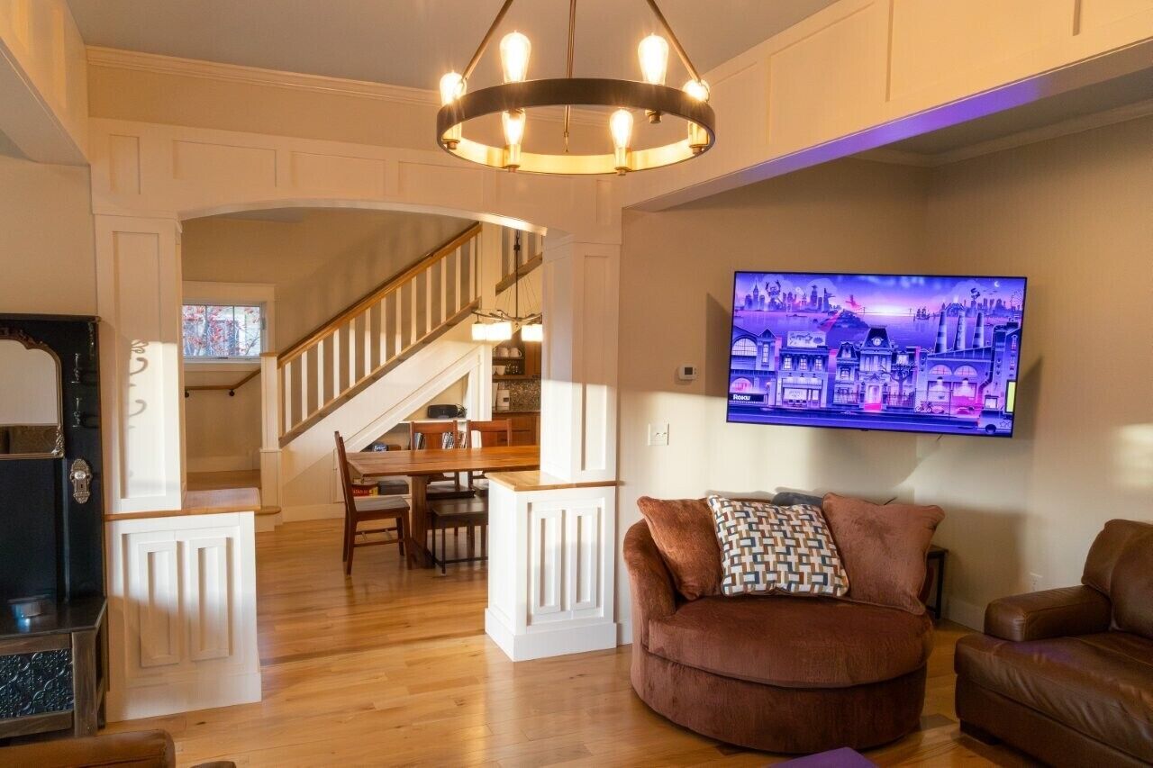 Smart TV, fireplace, DVD player