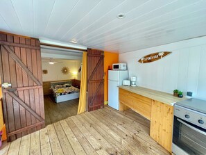 1 bedroom, free WiFi, bed sheets - Ti Family Nature, Studio 2/4 pers, downstairs private jacuzzi - shared pool (Sainte-Anne)