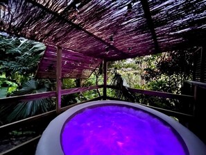 Outdoor spa tub - Ti Family Nature, Studio 2/4 pers, downstairs private jacuzzi - shared pool (Sainte-Anne)