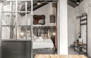 A modern bedroom with a large bed, a mirror, and a wooden nightstand. - Loft in downtown Milan near the M4 (Milano)