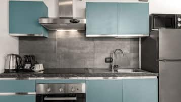 KĂŒhlschrank, Mikrowelle, Ofen, Herdplatte