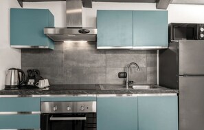 Réfrigérateur, micro-ondes, four, plaque de cuisson