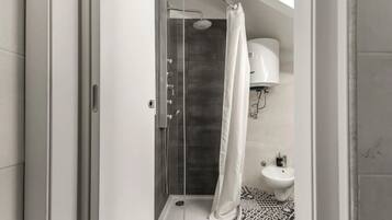 Dusche, Haartrockner, Bidet, HandtĂŒcher