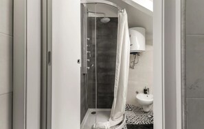 Dusche, Haartrockner, Bidet, Handtücher