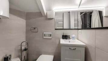 Dusche, Haartrockner, Bidet, HandtĂŒcher