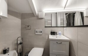 Douche, sèche-cheveux, bidet, serviettes fournies