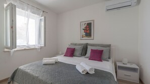 Free WiFi, bed sheets