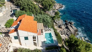 A coastal house with a swimming pool, a stone staircase, and a view of the sea. - Villa Toma by Villas Guide (Orebic)
