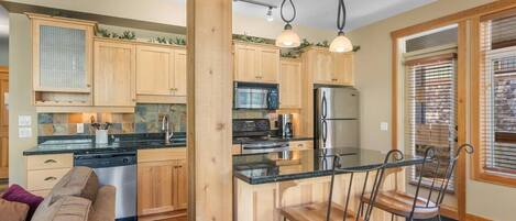 ثلاجة، فرن، موقد طهي مسطح، غسالة أطباق