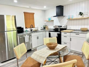 Fridge, microwave, oven, stovetop - Jean’s Cottage, Fully Fenced, Mins to DT and Tybee (Savannah)