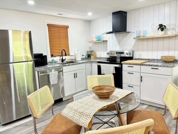 Private kitchen - Jean’s Cottage, Fully Fenced, Mins to DT and Tybee (Savannah)