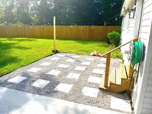 Property grounds - Jean’s Cottage, Fully Fenced, Mins to DT and Tybee (Savannah)